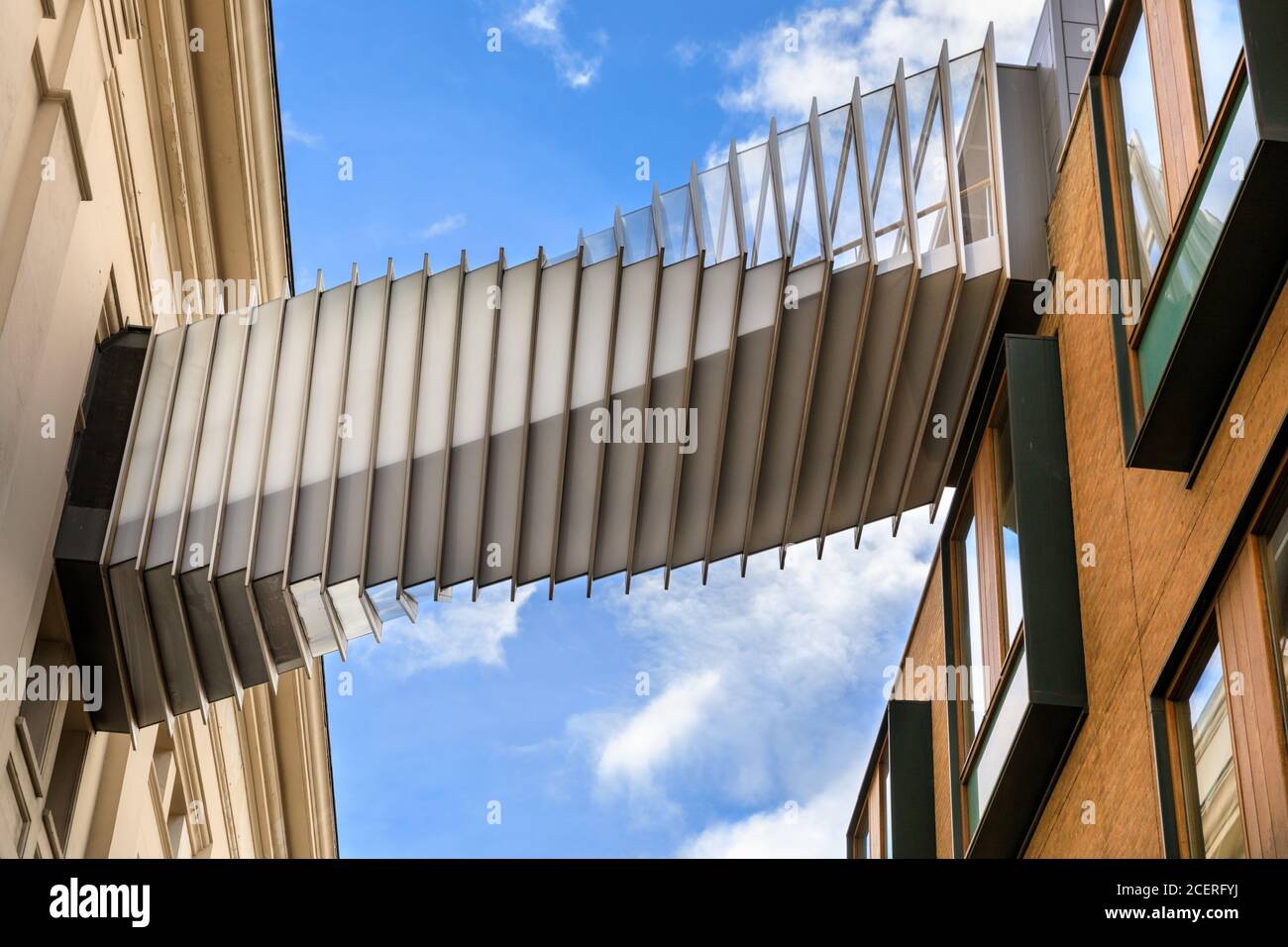 El Puente de aspiración por Wilkinson Eyre, pasarela de vidrio entre la Escuela Real de Ballet y la Casa Real de la Ópera, Covent Garden, Londres, Inglaterra Foto de stock