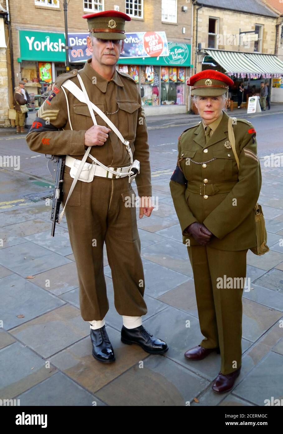Pickering, North Yorkshire, Reino Unido - Octubre 16 2016: Personas  vestidas con uniformes de la Segunda Guerra Mundial para un fin de semana  de la re-promulgación de la Segunda Guerra Mundial Fotografía