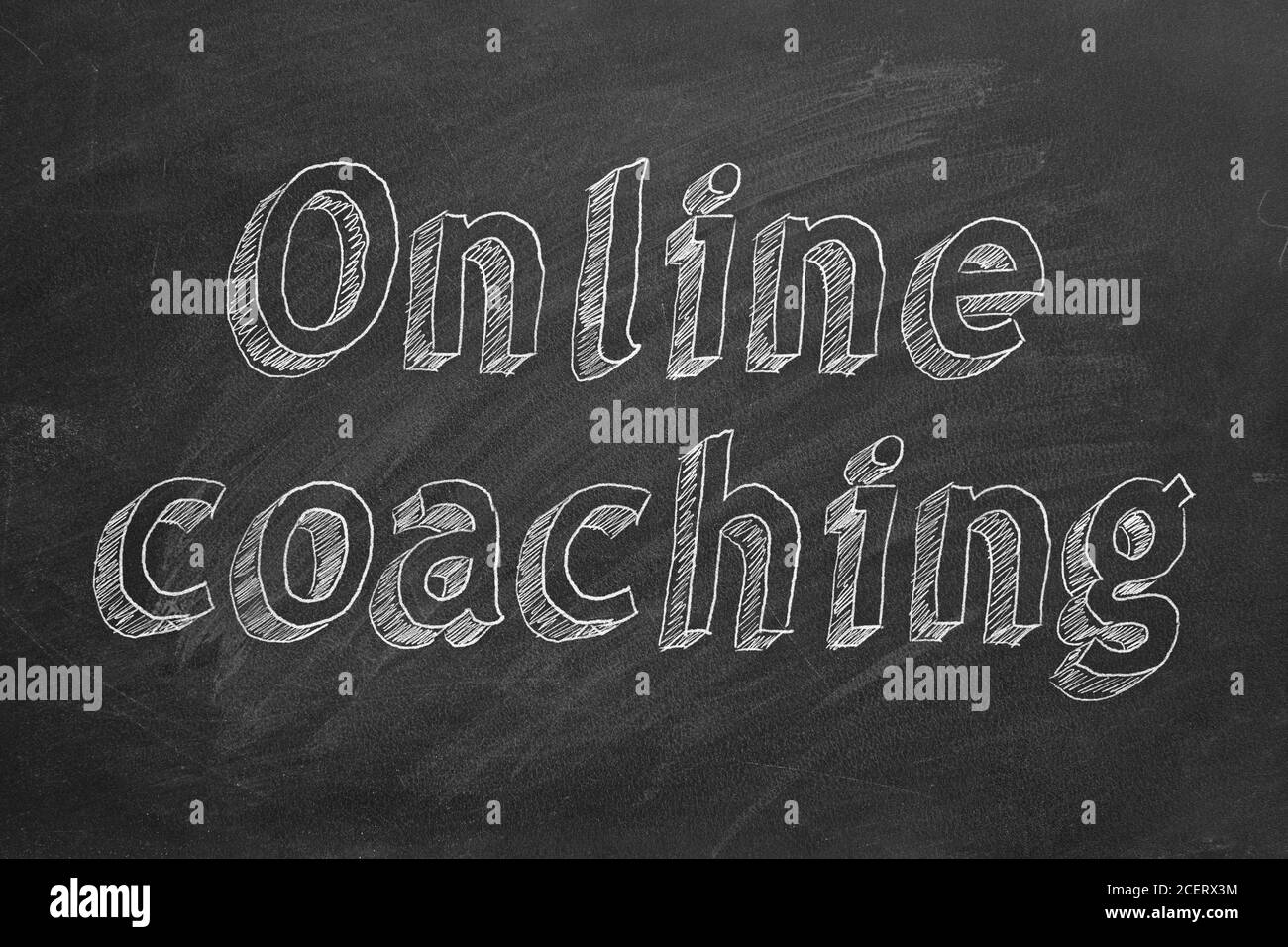 Dibujo de mano 'Coaching en línea' en pizarra negra Foto de stock