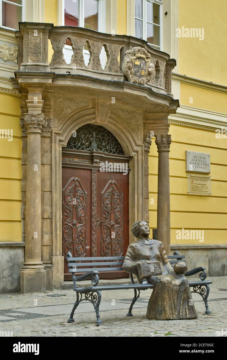 Monumento a Maria Cunitz, astrónomo femenino del siglo XVIII, Museo de Comercio temprano en Ratusz (Ayuntamiento) en Świdnica, Baja Silesia, Polonia Foto de stock