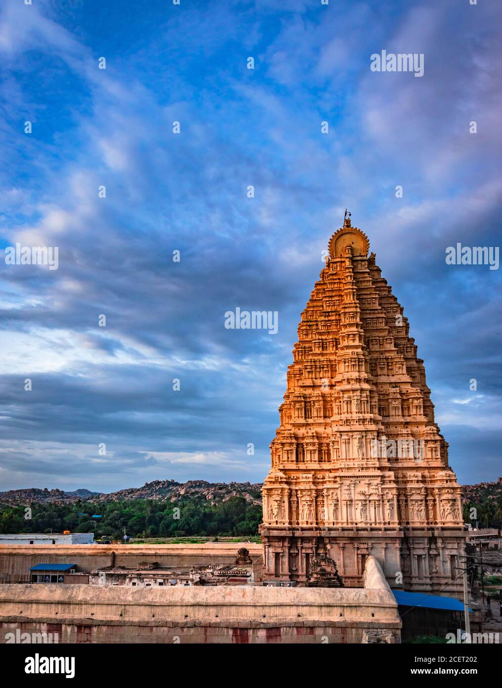 la entrada al templo con un espectacular cielo de fondo en la foto de la tarde se toma en hampi karnataka india, que muestra la impresionante arquitectura en ha Foto de stock