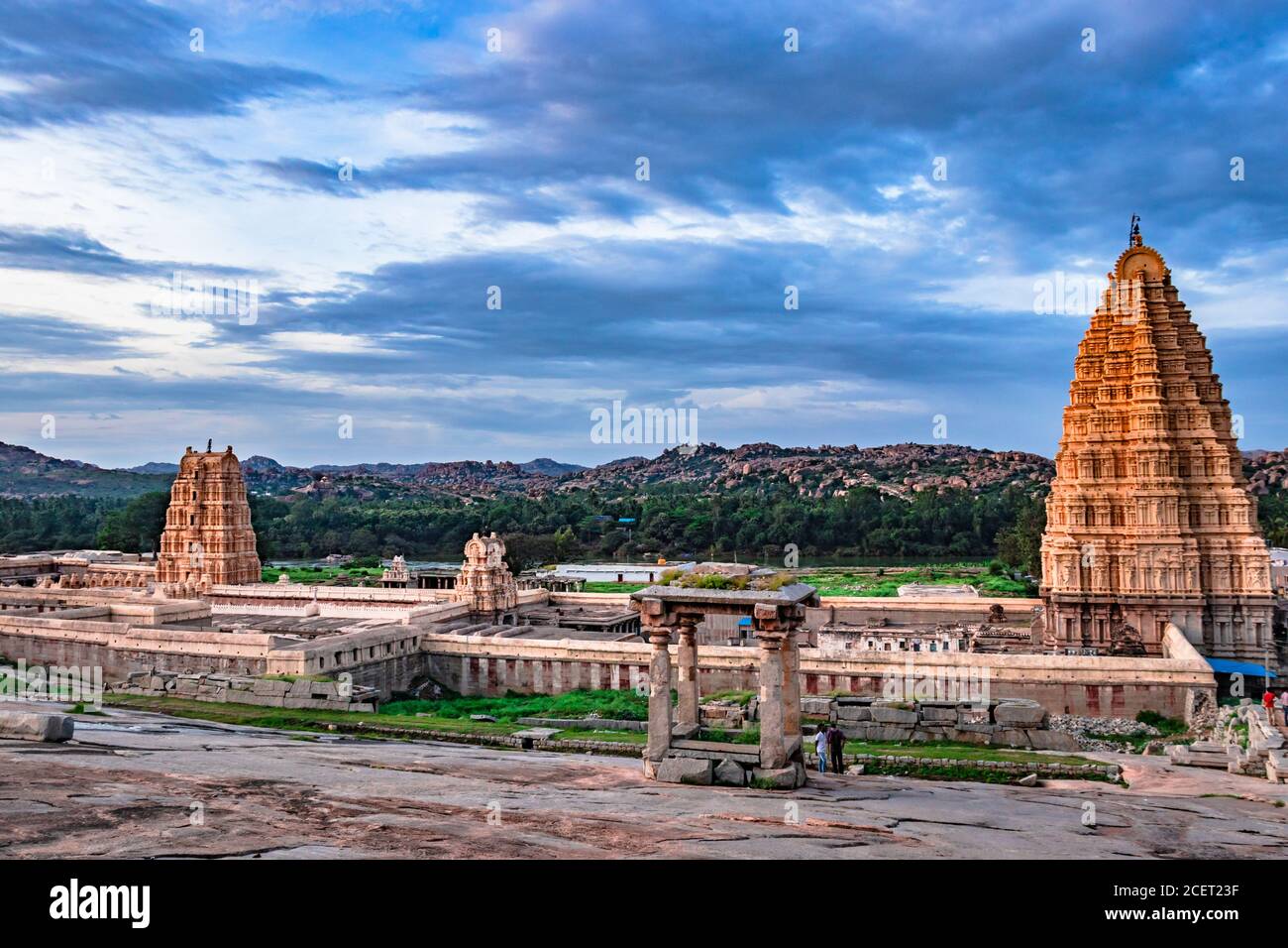 shree virupaksha templo con fondo brillante y dramático cielo en la foto de la tarde se toma en hampi karnataka india, que muestra la impresionante arquitectura Foto de stock