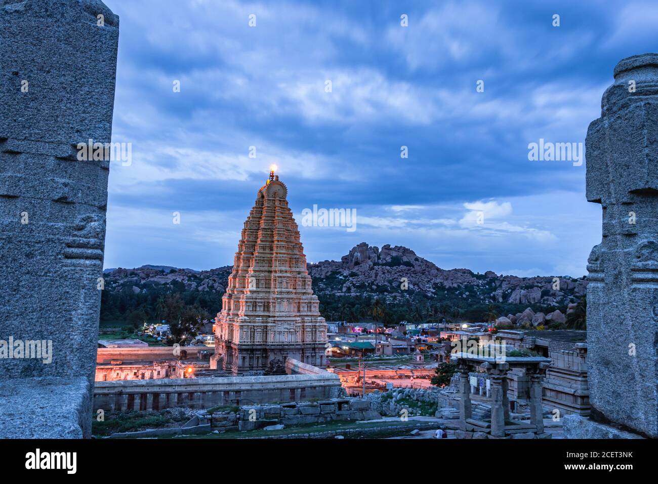 shree virupaksha templo con fondo brillante y dramático cielo en la foto de la tarde se toma en hampi karnataka india, que muestra la impresionante arquitectura Foto de stock