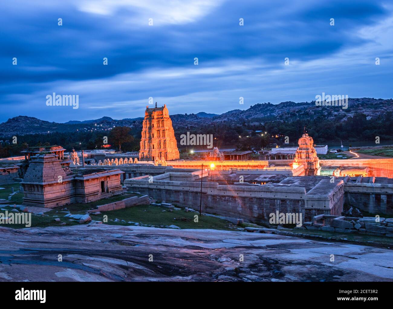 shree virupaksha templo con fondo brillante y dramático cielo en la foto de la tarde se toma en hampi karnataka india, que muestra la impresionante arquitectura Foto de stock