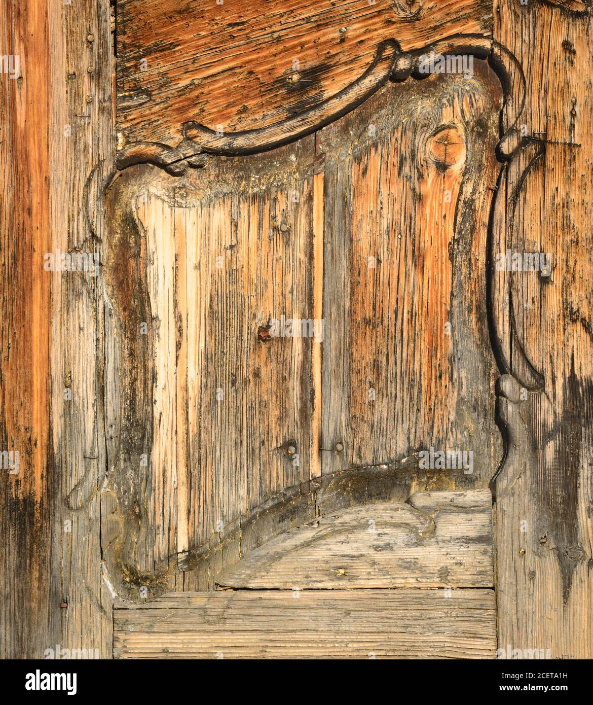 Factura de una superficie de una puerta de madera antigua Foto de stock