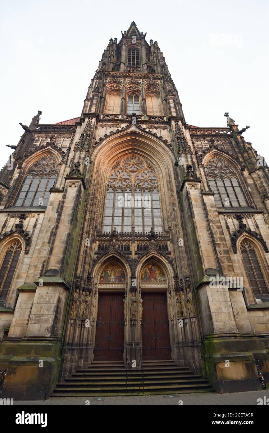 Iglesia de San Lamberts, fachada gótica, piedra ornamentada, casco antiguo histórico de Muenster, famoso destino de viaje en Renania del Norte-Westfalia, Alemania. Foto de stock