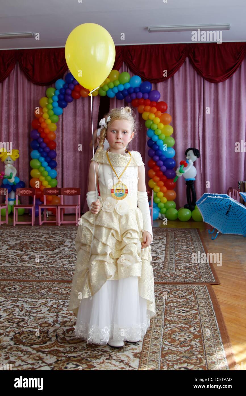 Bielorrusia, la ciudad de Gomil, 26 de mayo de 2016. Sesión de fotos en  kindergarten.Niña preescolar con un globo en la fiesta de graduación en  kindergarten Fotografía de stock - Alamy
