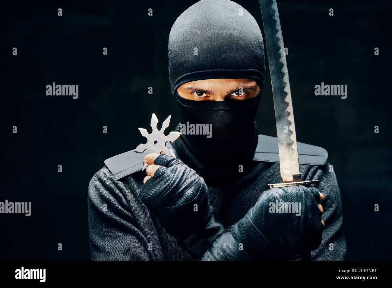 Vetores de Personagem De Assassino Ninja Em Um Traje Completo Preto Lutando  Com Nunchaku Em Suas Mãos Arte Marcial Japonesa Vector Ilustração e mais  imagens de Adulto - iStock