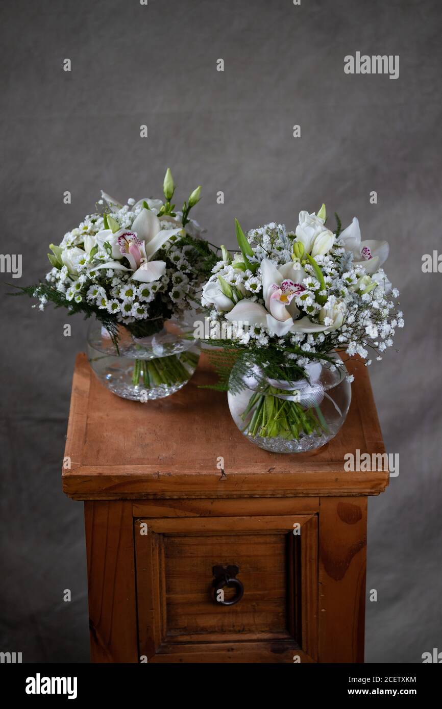 Primera comunión Santa flores ramos. Decorado con orquídeas y flores de  color blanco. Fondo gris Fotografía de stock - Alamy