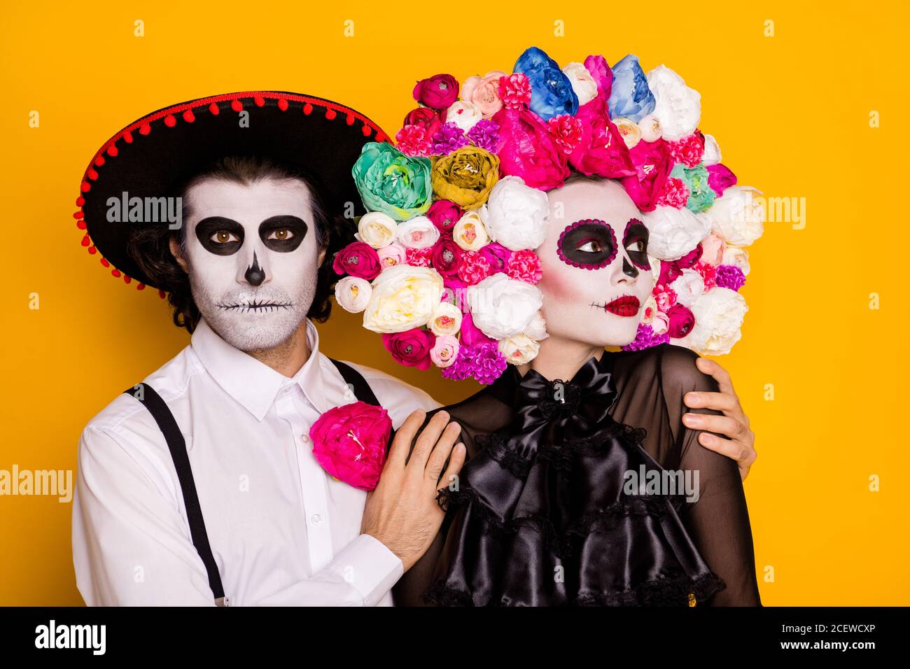 Joven Pareja Usando El Disfraz Mexicano Del Día De Los Muertos Sobre Ojos  Amarillos Que Cubren Con Las Manos Sonriendo Alegre Y Di Foto de archivo -  Imagen de pares, muerte: 218302082