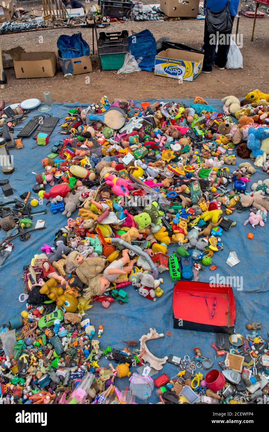 Zrenjanin, Serbia. Noviembre de 10. 2020. Los juguetes y figurillas usados  para niños pequeños se venden en el mercado de pulgas al aire libre. Los  precios son muy razonables Fotografía de stock - Alamy