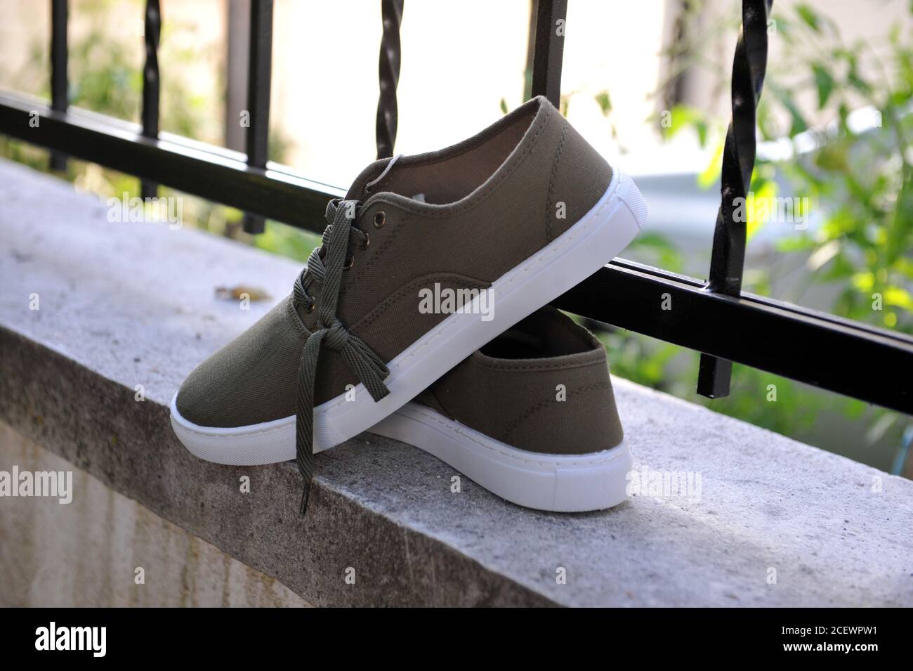 zapatillas de blancas y verdes para hombre Fotografía de stock - Alamy