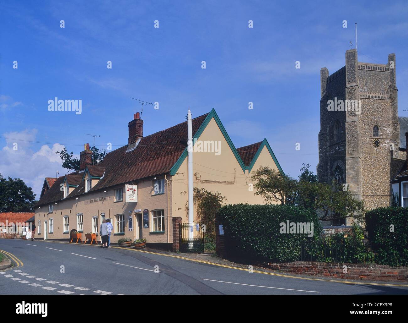 El King's Head Inn y la Iglesia de San Bartolomé, Orford, Suffolk, Inglaterra, Reino Unido Foto de stock