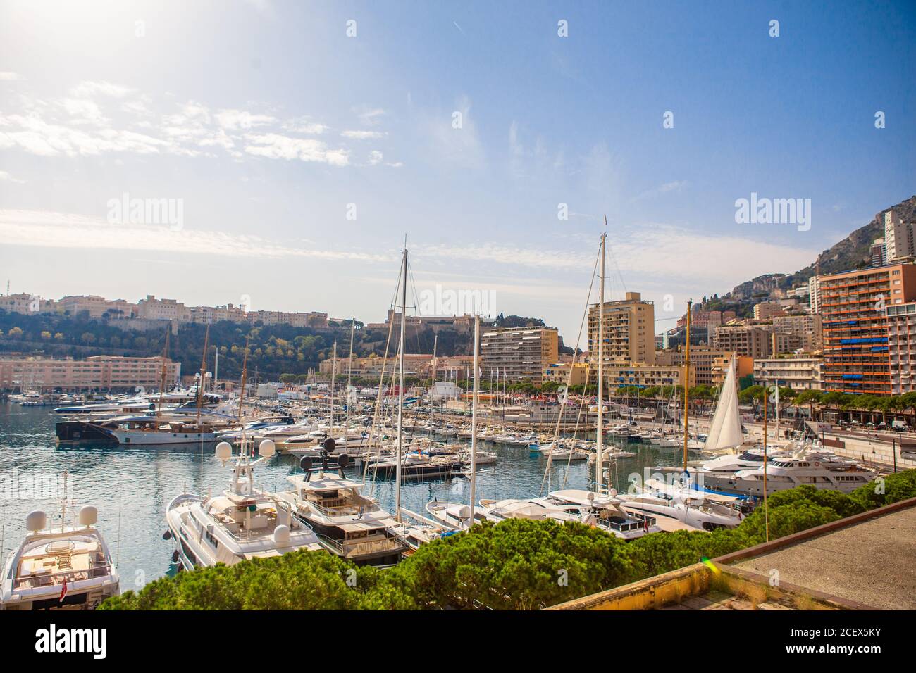 La vista del puerto de Monte Carlo en Mónaco, en verano Fotografía de stock  - Alamy