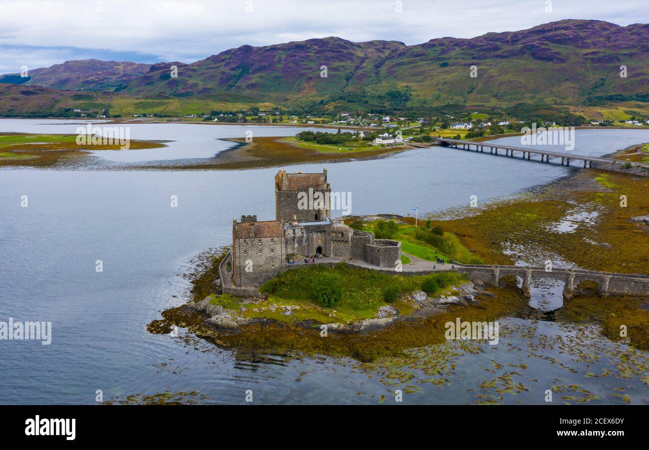 Vista aérea del castillo Eilean Donan en el lago Duich, Kyle of Lochalsh, Escocia, Reino Unido Foto de stock