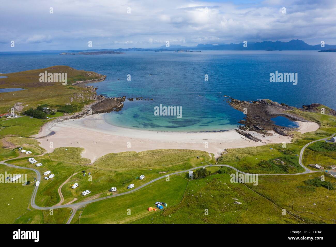Vista aérea de la playa de Mellon Udrigle en Ross-shire en Scottish Highlands, Reino Unido Foto de stock