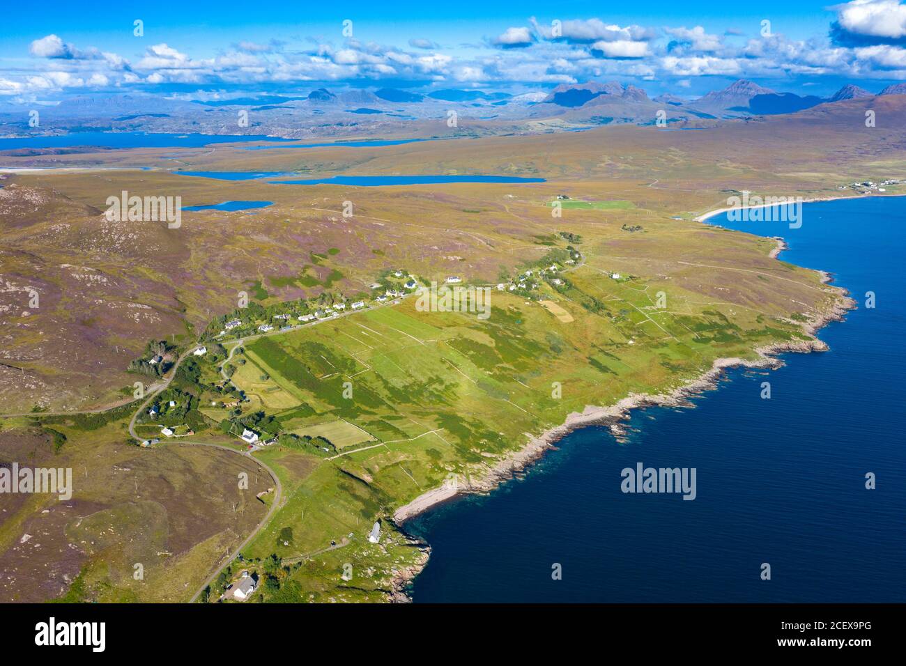 Vista aérea del pueblo de Polbain en Coigach, Escocia, Highlands, Escocia, Reino Unido Foto de stock