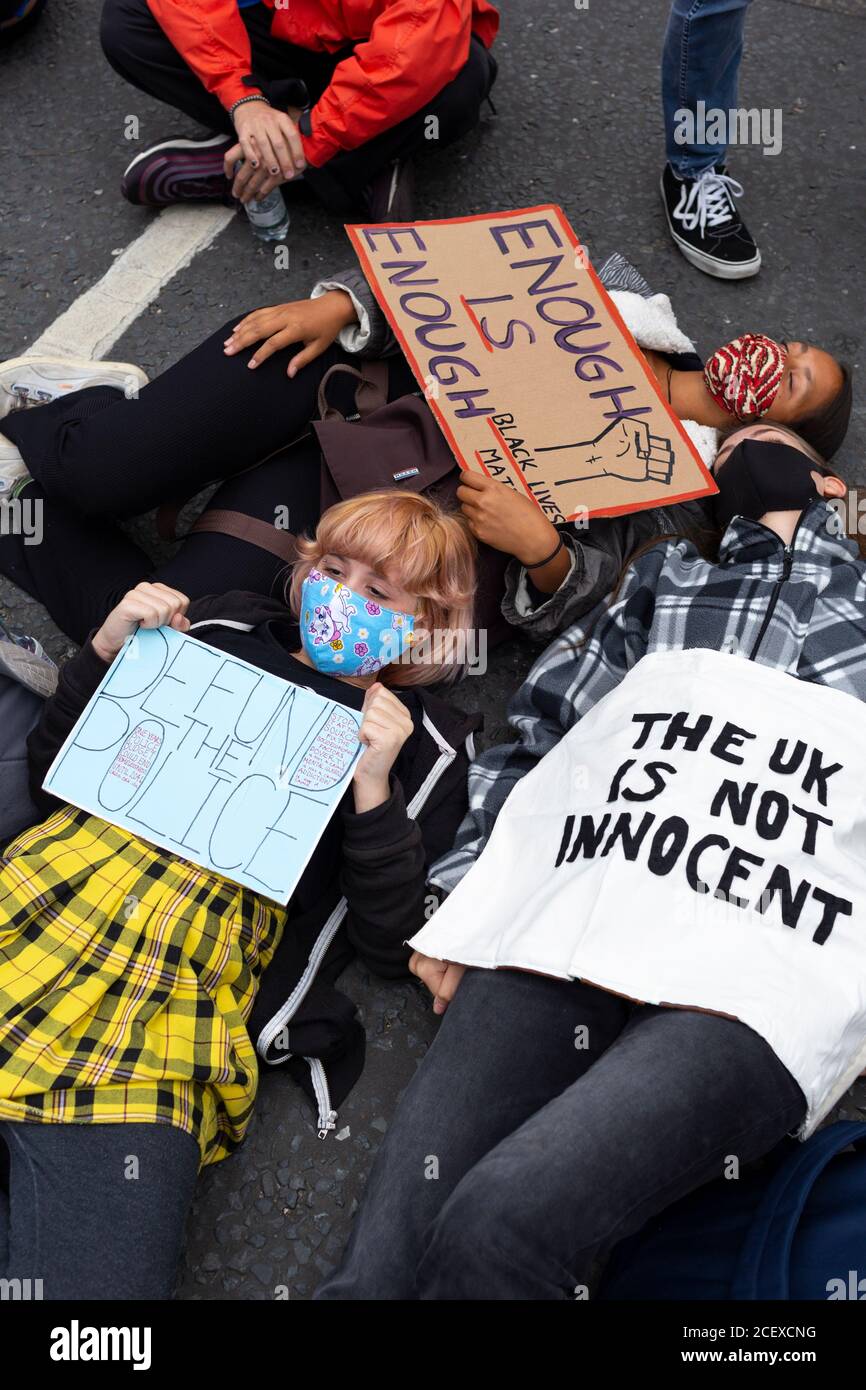 Los manifestantes se encuentran en una carretera con pancartas en la marcha del millón de personas, Londres, 30 de agosto de 2020 Foto de stock