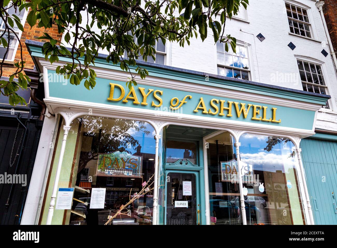 Tienda exterior frente a la panadería Days of Ashwell, Baldock, Reino Unido Foto de stock