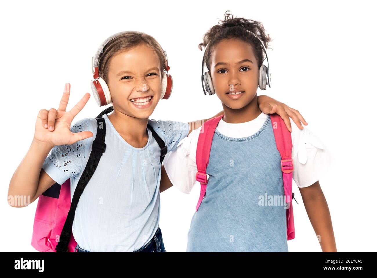 Niño con una cartera de la escuela muestran dos dedos como signo v