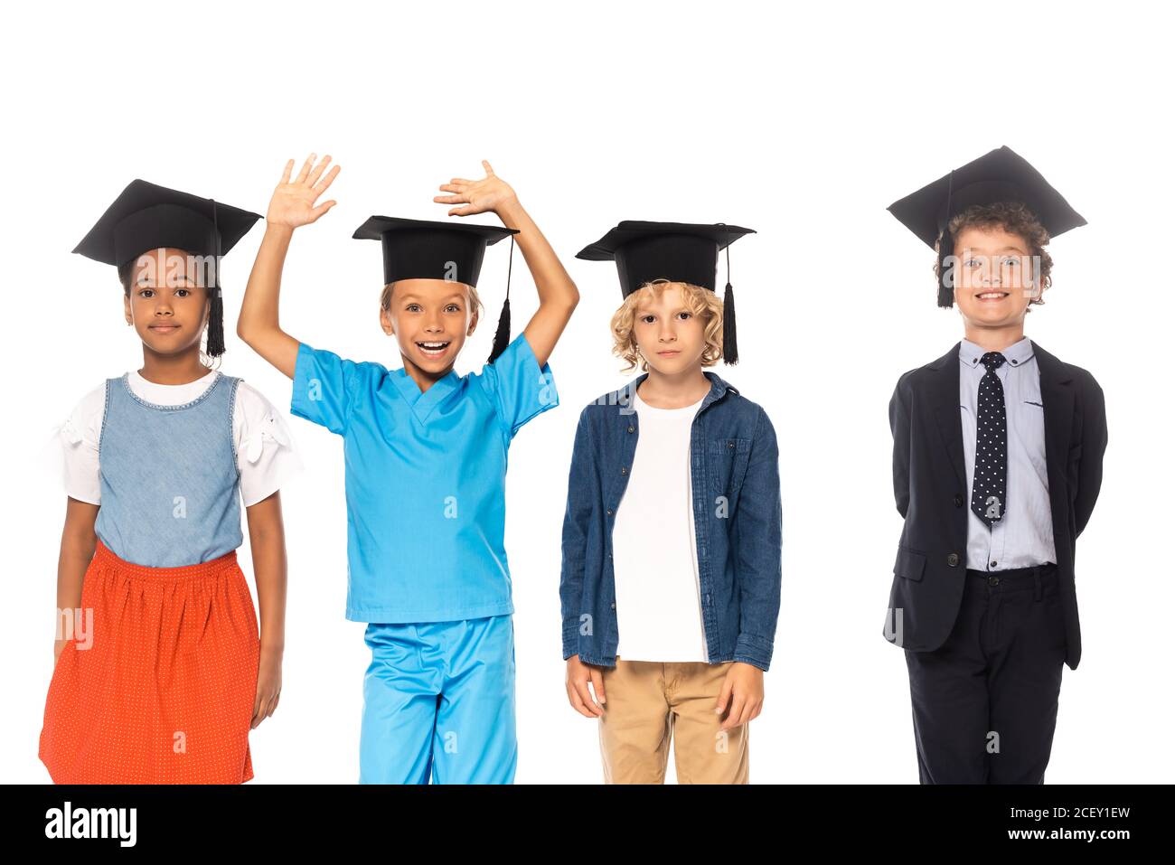 niños multiculturales en gorras de graduación vestidos con trajes de  diferentes profesiones de pie cerca del niño con las manos levantadas  aisladas sobre blanco Fotografía de stock - Alamy