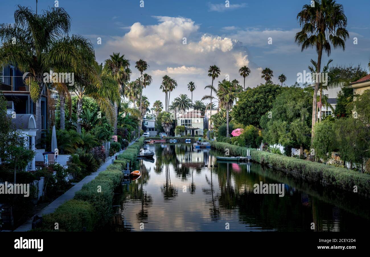 Casas a lo largo de los canales de Venecia, en Venice Beach, los Angeles, California. Foto de stock