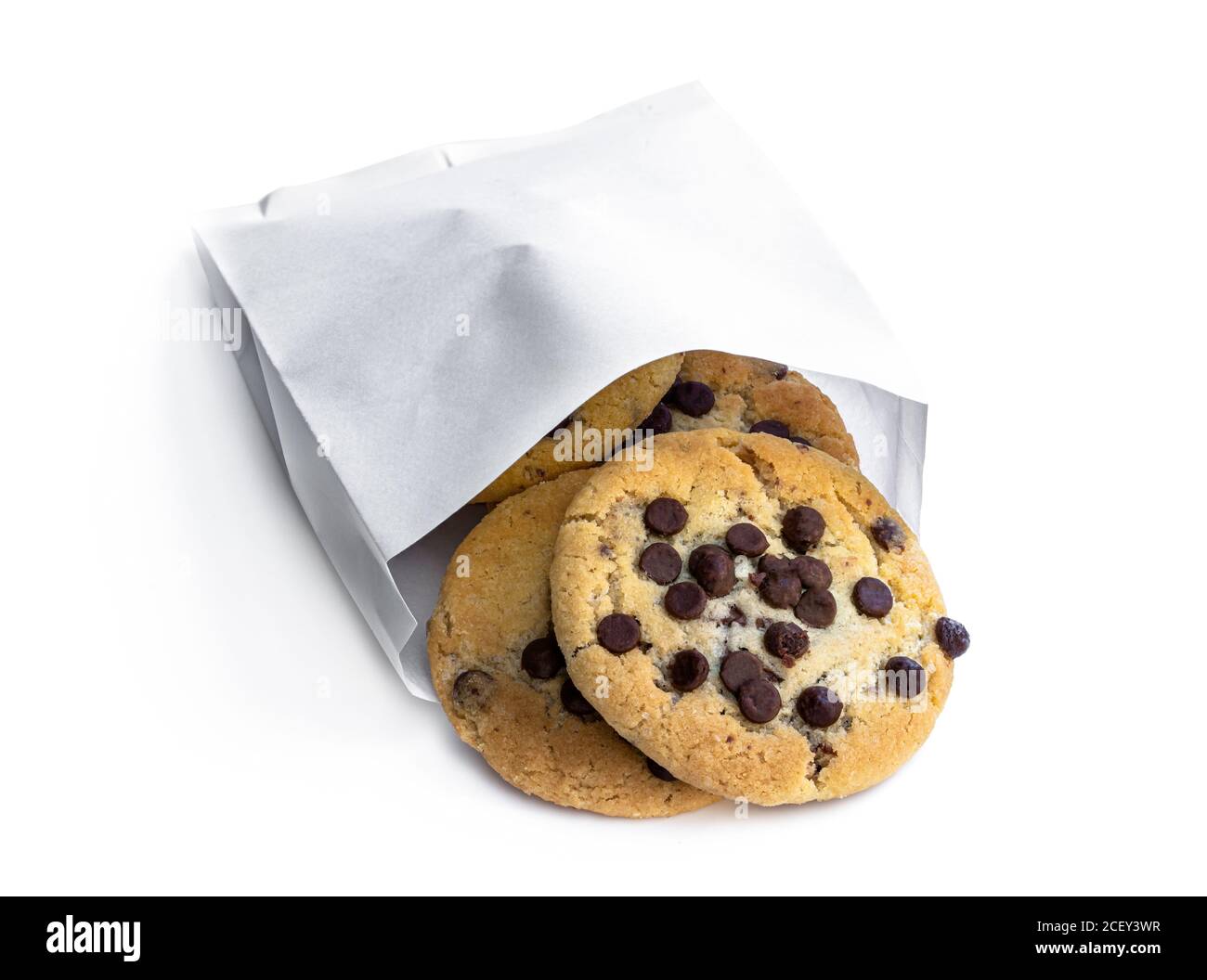 Galletas con trocitos de chocolate en bolsa de papel blanca aisladas sobre  blanco Fotografía de stock - Alamy