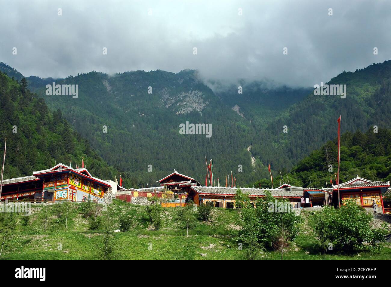 Juizhaigou (valle de nueve aldeas) en Sichuan, China. Un pueblo con casas de estilo tibetano. Foto de stock