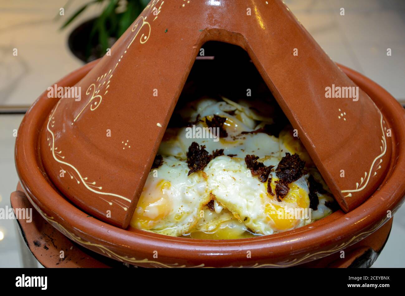 Huevos y carne de tagine. Tagine del Magreb. Comida amazigh. Foto de stock