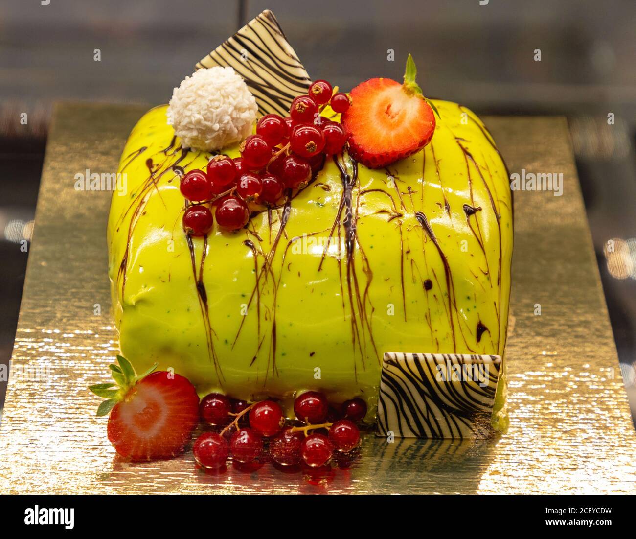 Arte culinario Pastel verde con decoración de bayas Foto de stock