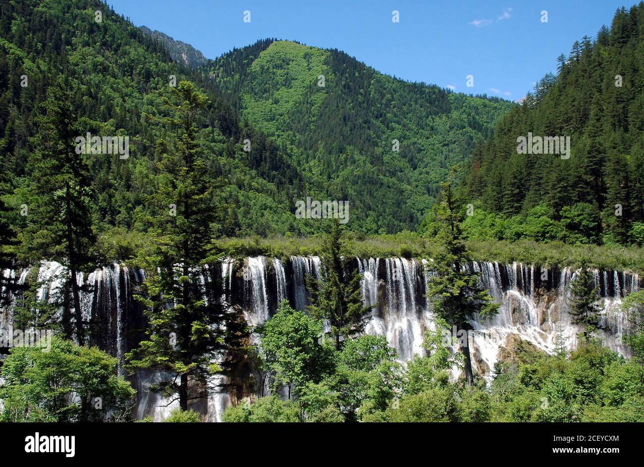 Juizhaigou (valle de nueve aldeas) en Sichuan, China. Vista de la cascada Nuorilang. Foto de stock