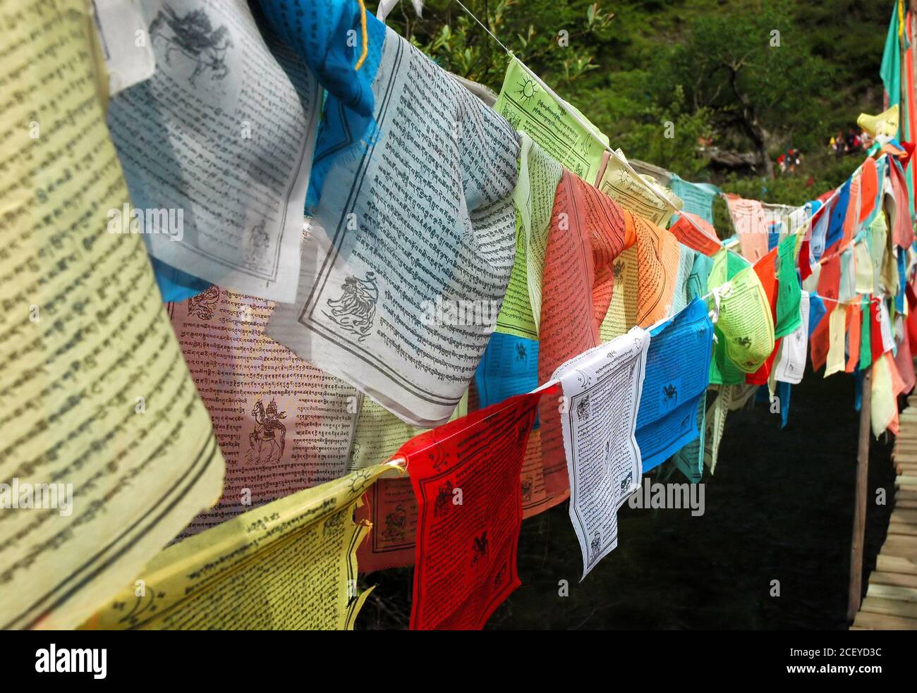 Juizhaigou (Valle de nueve aldeas), Sichuan, China. Coloridas banderas de oración tibetanas. Foto de stock