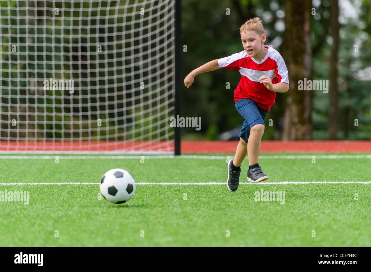 Entrenamiento de fútbol para niños. Sesión Foto de stock 1100557307