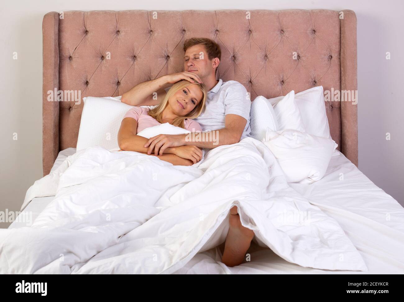 Hombres y mujeres en la cama por la mañana Fotografía de stock - Alamy