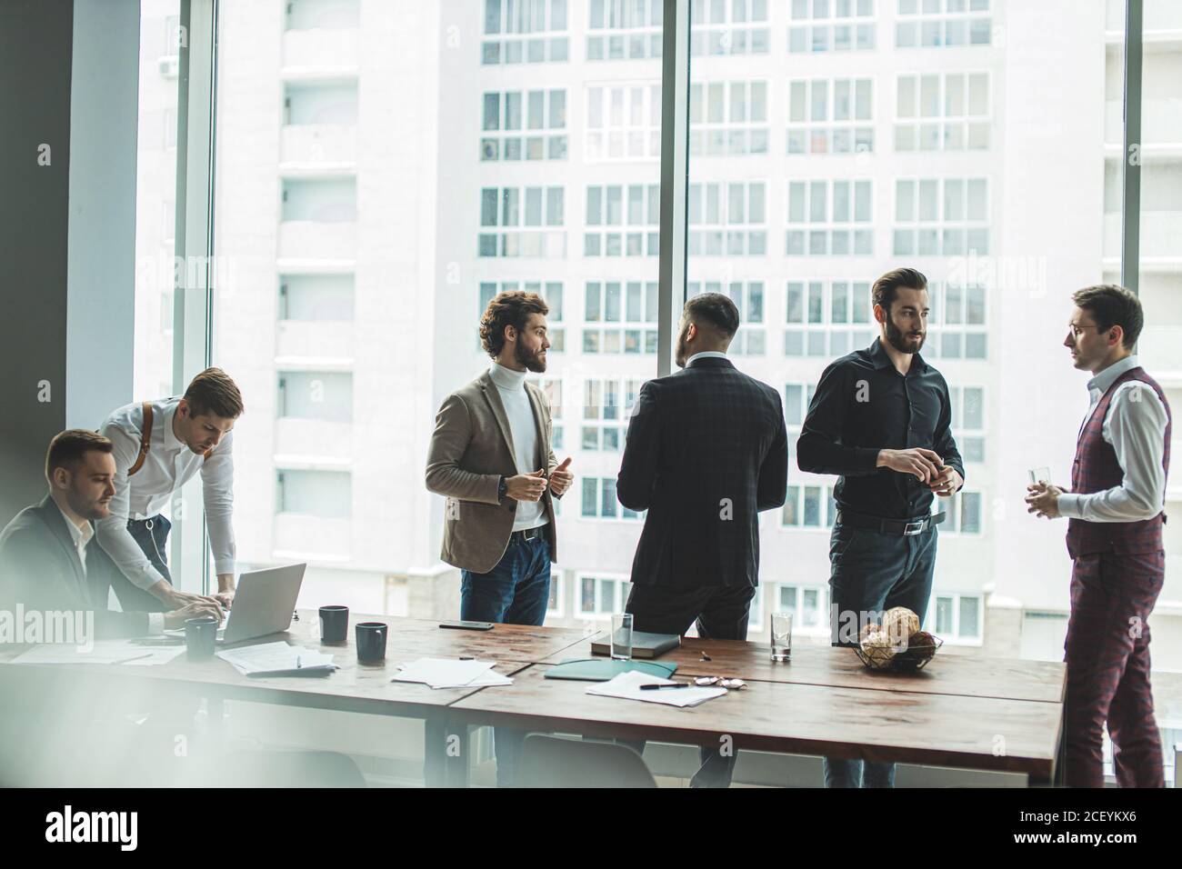 hombres de negocios compañeros de trabajo en la oficina, la tripulación de negocios consistía en hombres jóvenes líderes tienen tiempo de lluvia de ideas, discutir, crear y desarrollar nuevos proje de negocios Foto de stock