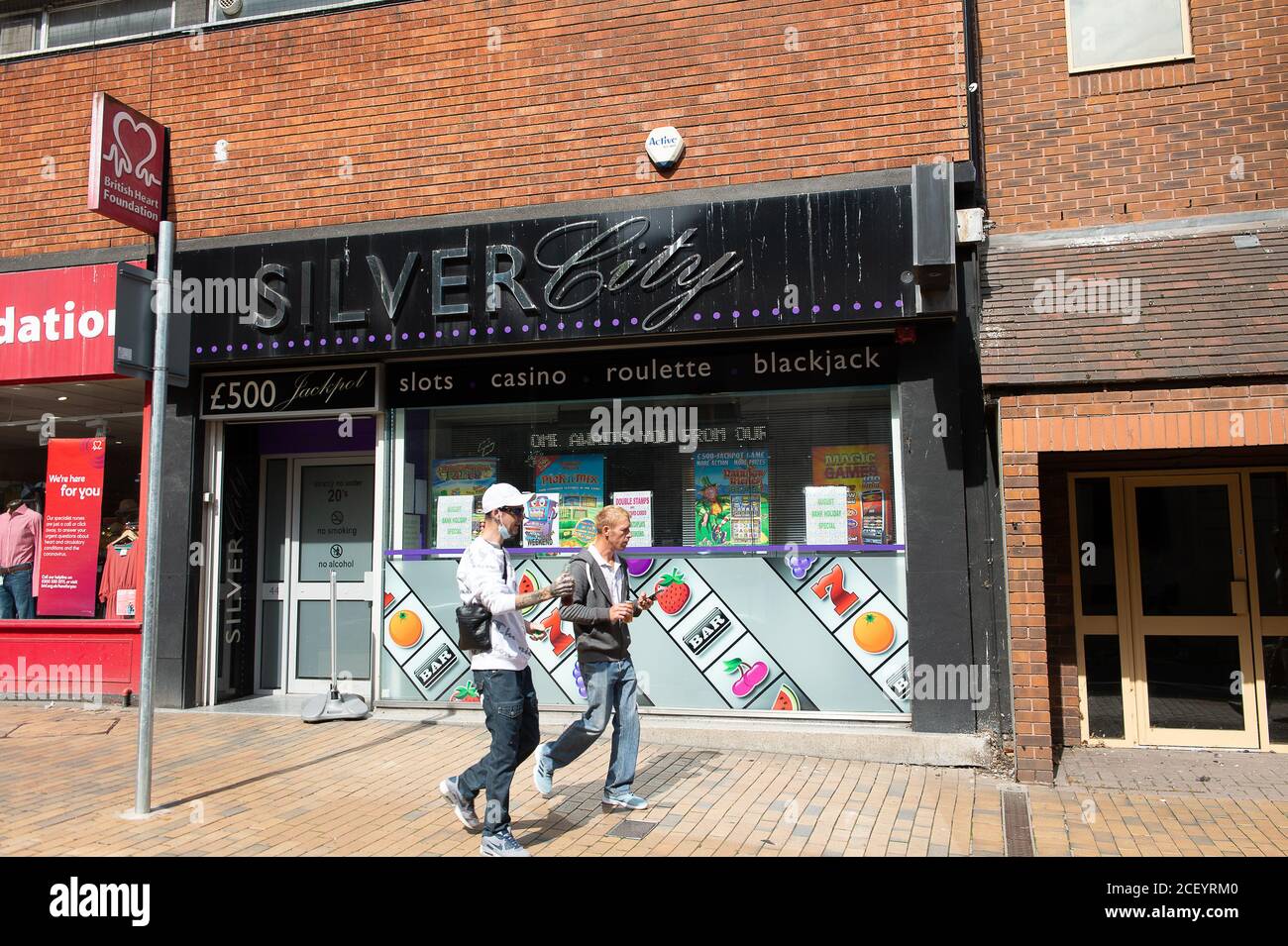 Maidenhead, Berkshire, Reino Unido. 1 de septiembre de 2020. Dos hombres pasan por un casino en Maidenhead High Street. Los casinos ahora han sido autorizados a reabrir después del bloqueo de Coronavirus. Crédito: Maureen McLean/Alamy Foto de stock