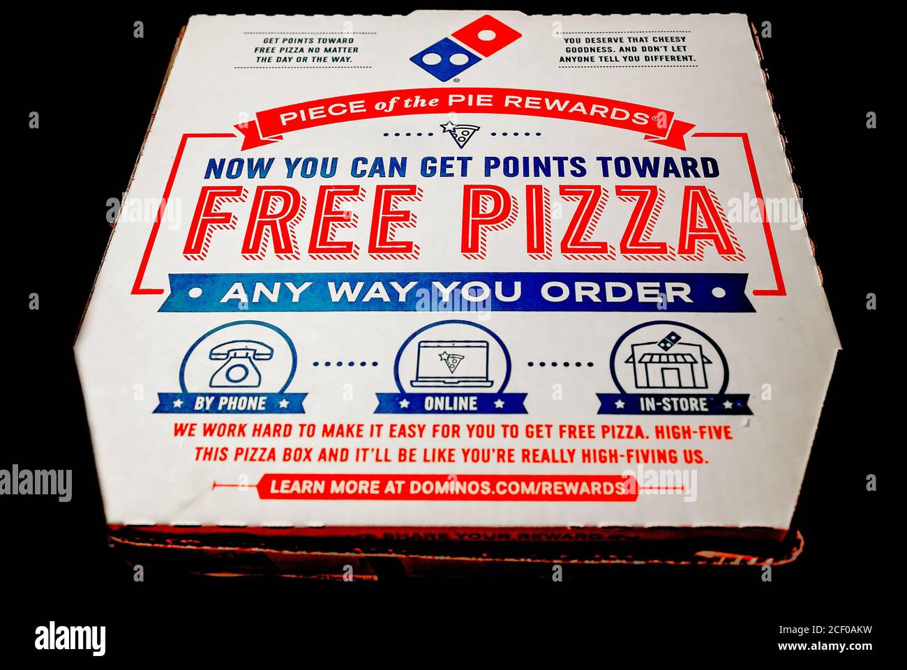 donde quiera me quejo Mismo Una caja de pizza de tamaño mediano de Domino se muestra cerrada en una mesa,  el 30 de agosto de 2020, en Hammond, Luisiana Fotografía de stock - Alamy