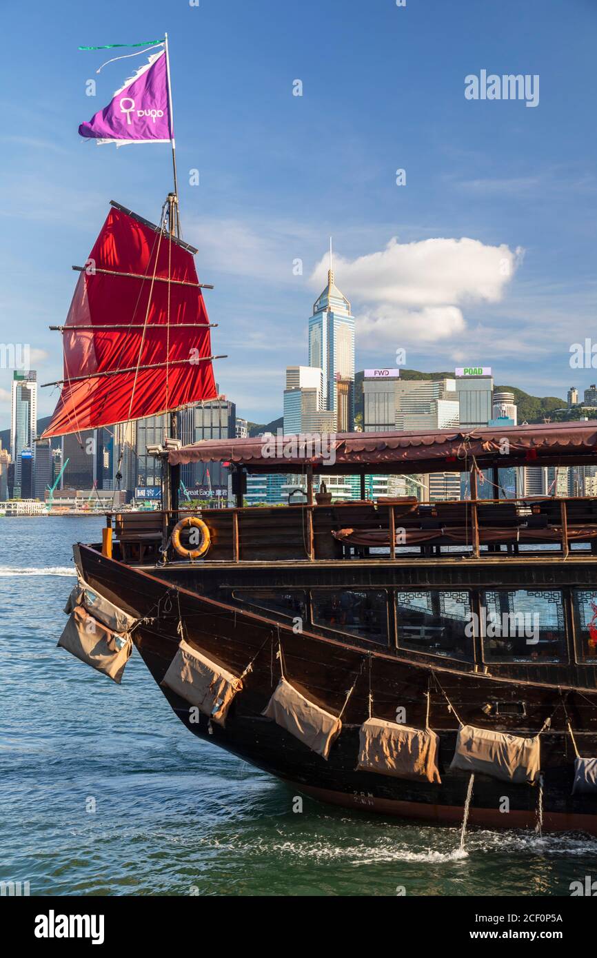 Barco basura en el puerto de Victoria, Hong Kong Foto de stock