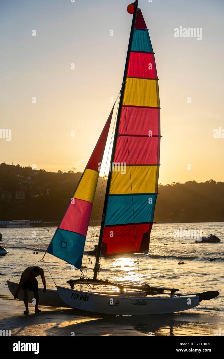 Barco de vela en alquiler en la playa de Patong, Phuket, Tailandia Foto de stock