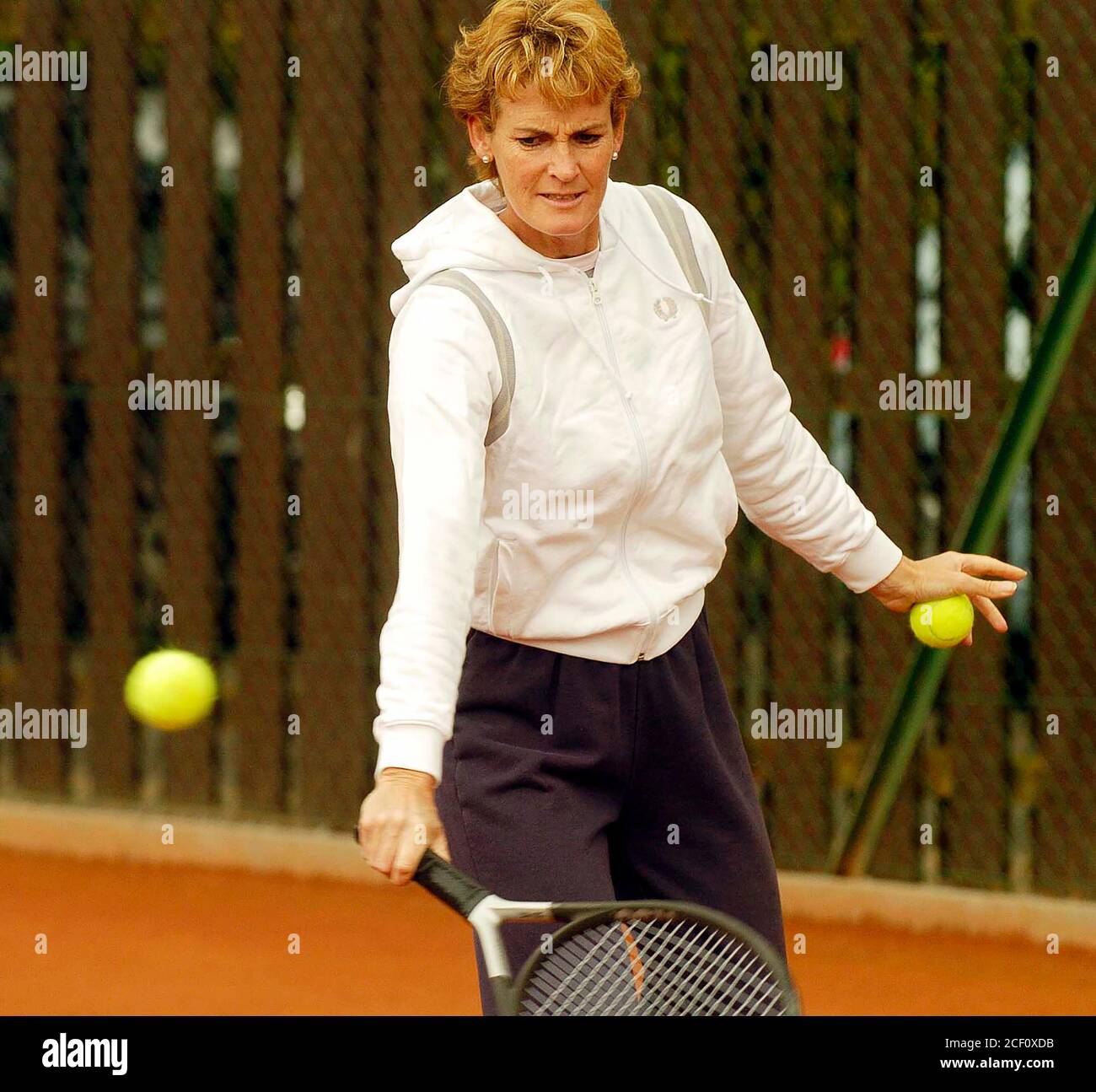 Uno de los mejores jugadores de tenis del mundo en sólo 16, Andy Murray nació el 15 de mayo de 1987 visto aquí con mamá Judy pics tomado en 2004 por Alan Peebles Foto de stock