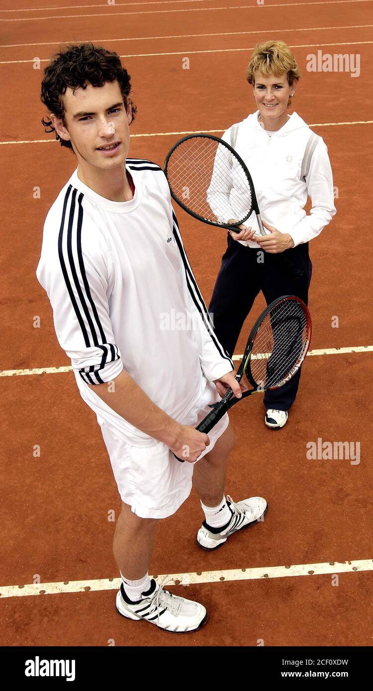 Uno de los mejores jugadores de tenis del mundo en sólo 16, Andy Murray nació el 15 de mayo de 1987 visto aquí con mamá Judy pics tomado en 2004 por Alan Peebles Foto de stock