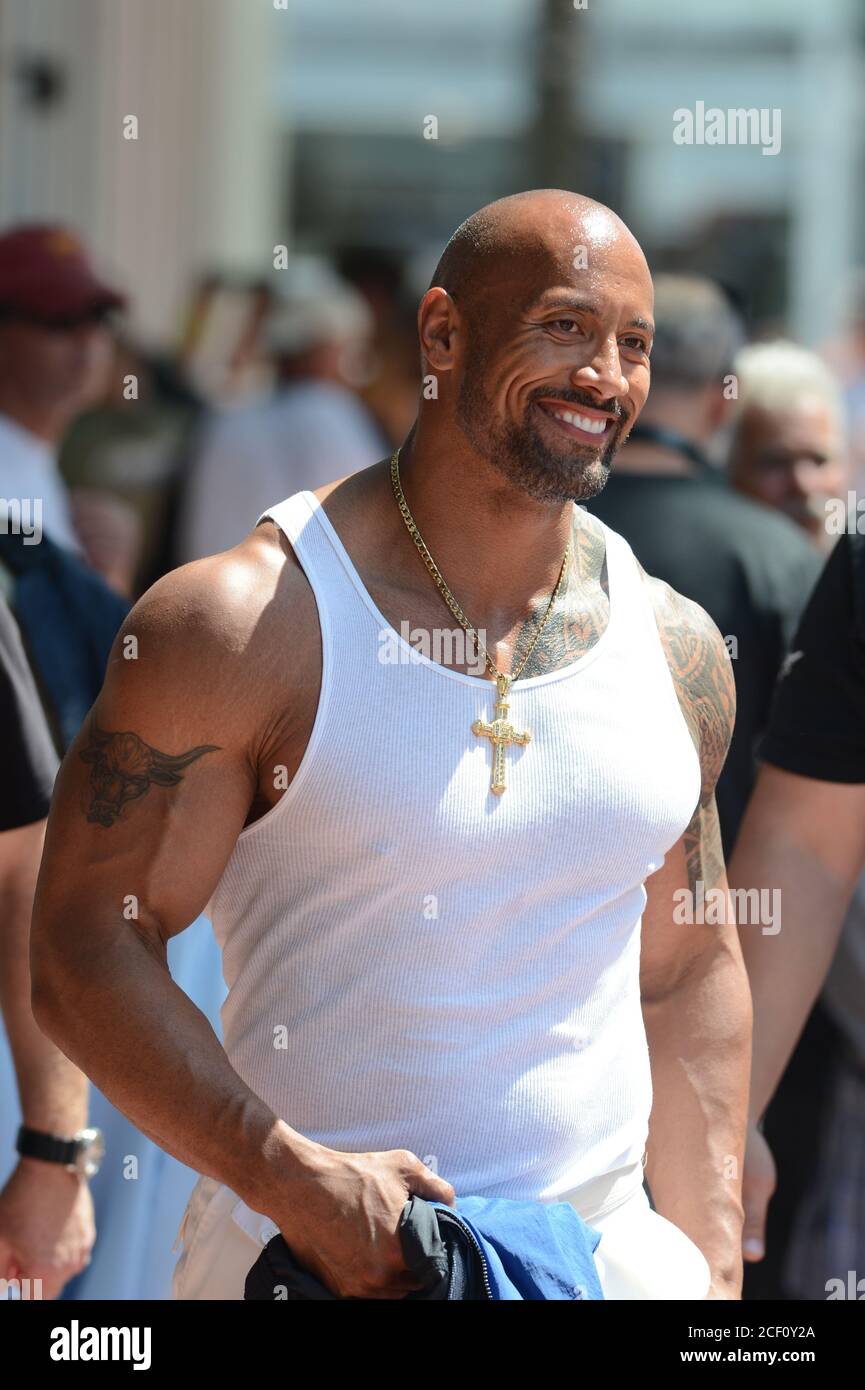 Miami, Estados Unidos de América. 14 de abril de 2012. MIAMI, FL - ABRIL  14: Dwayne Johnson en el conjunto de la nueva película Pain and Gain que es  dirigida por Michael