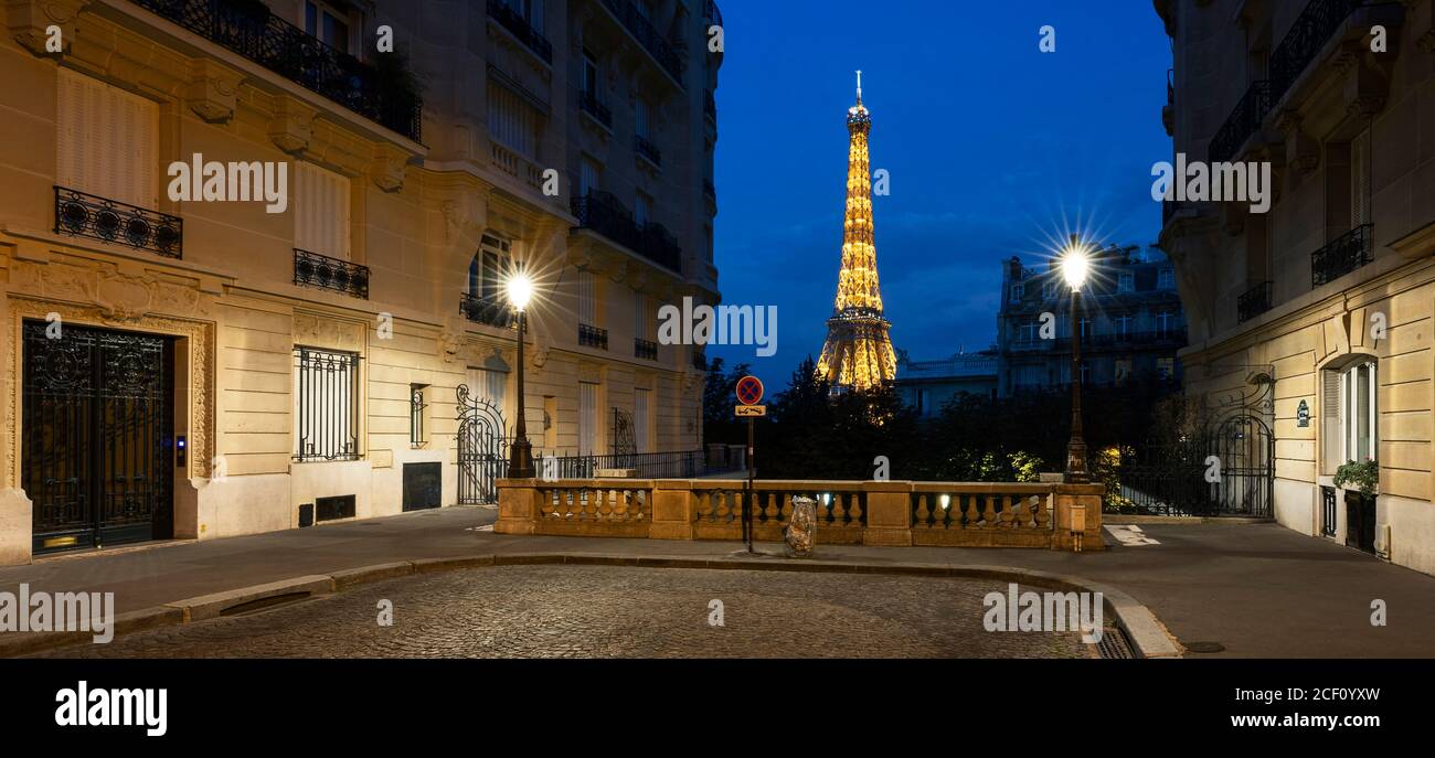 Pequeña calle en París con vistas a la famosa torre eifel, Francia Foto de stock