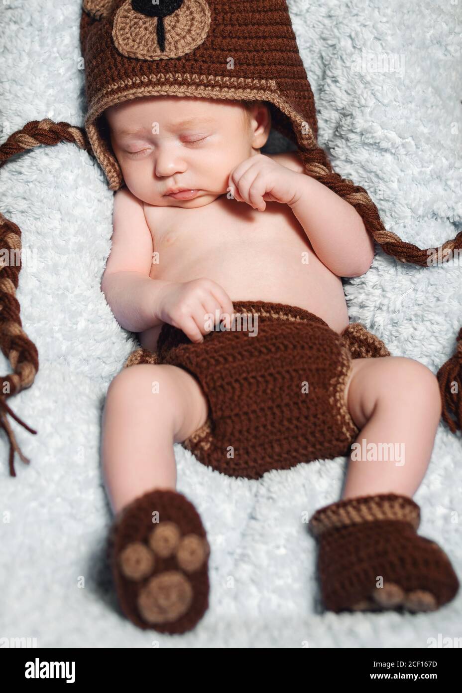 Bebé recién nacido de sueño dulce con gorro y pantalones de punto. Niño  caucásico Fotografía de stock - Alamy
