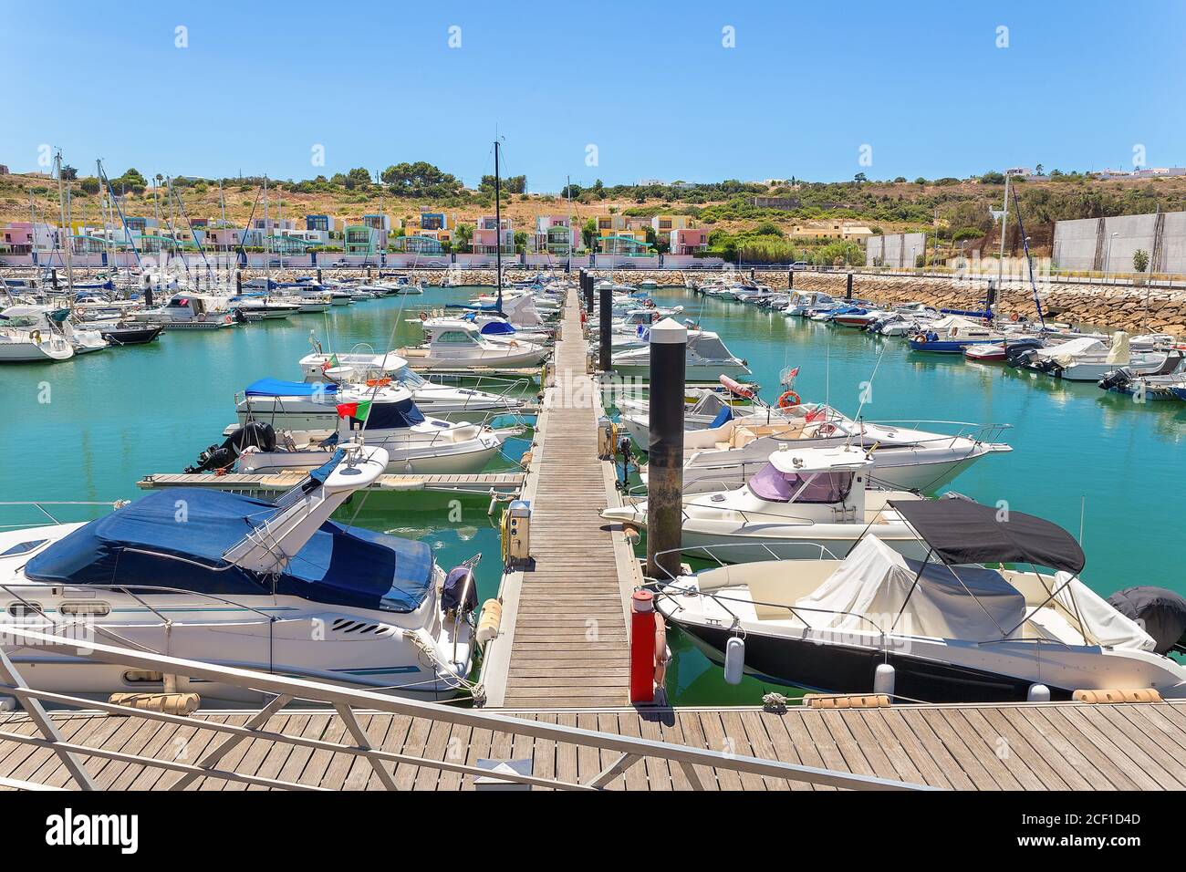 Puerto en Portugal con filas amarradas de barcos de placer en muelle Foto de stock