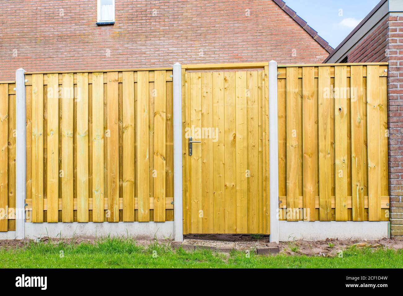 Nueva construcción de vallas de madera holandesa con porche y pared de piedra Foto de stock