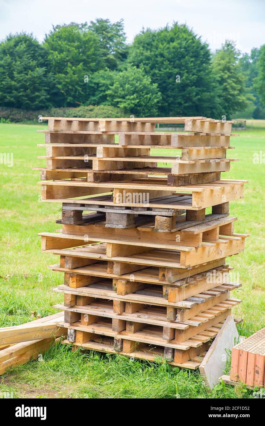 Gran pila de palets de madera en pastos holandeses Foto de stock