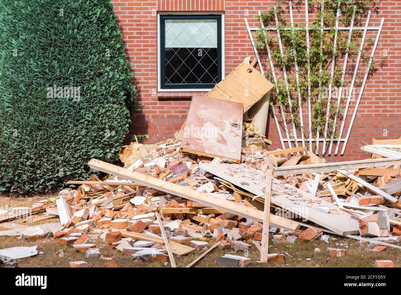 Renovaciones en casa europea con escombros en el jardín Foto de stock