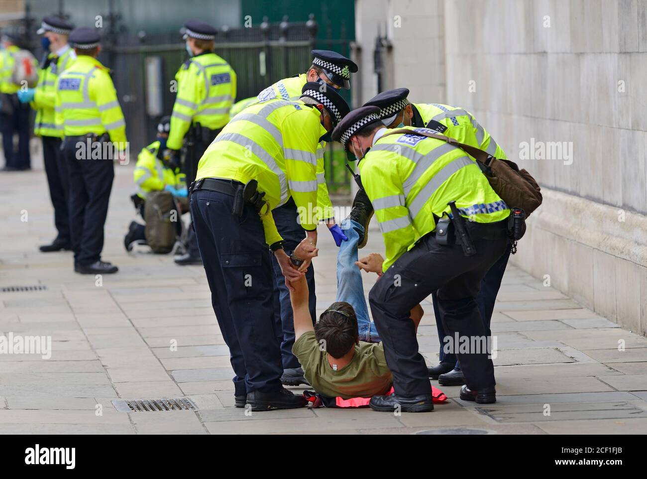 Londres, Reino Unido. Un manifestante detenido en una protesta por la rebelión de extinción en el centro de Londres, 1 de septiembre de 2020 Foto de stock