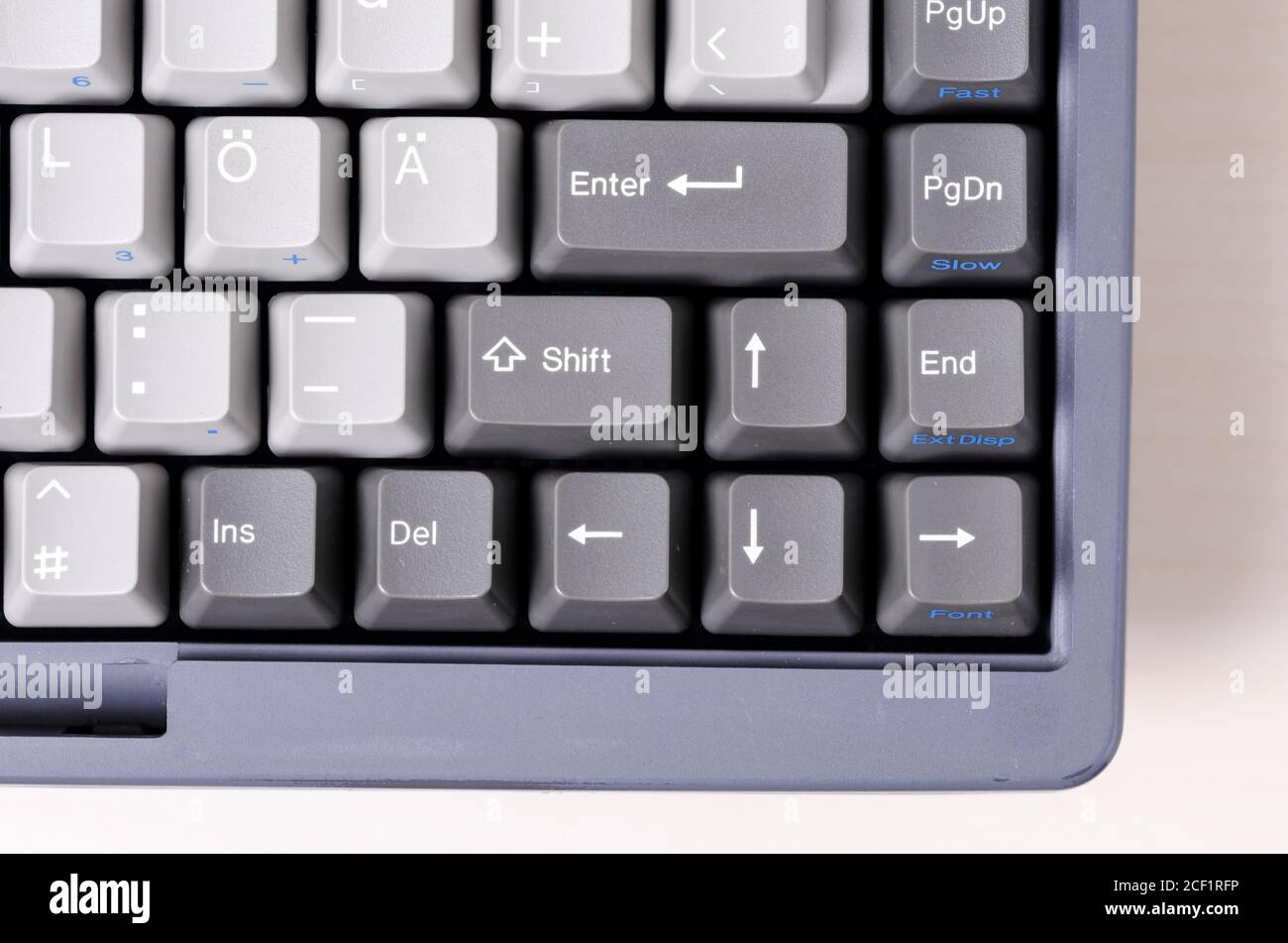 Antiguo, obsoleto, antiguo PC ordenador portátil teclado, primer plano. Macro, cambio gris y teclas de entrada con símbolos, flechas, estudio interior Foto de stock